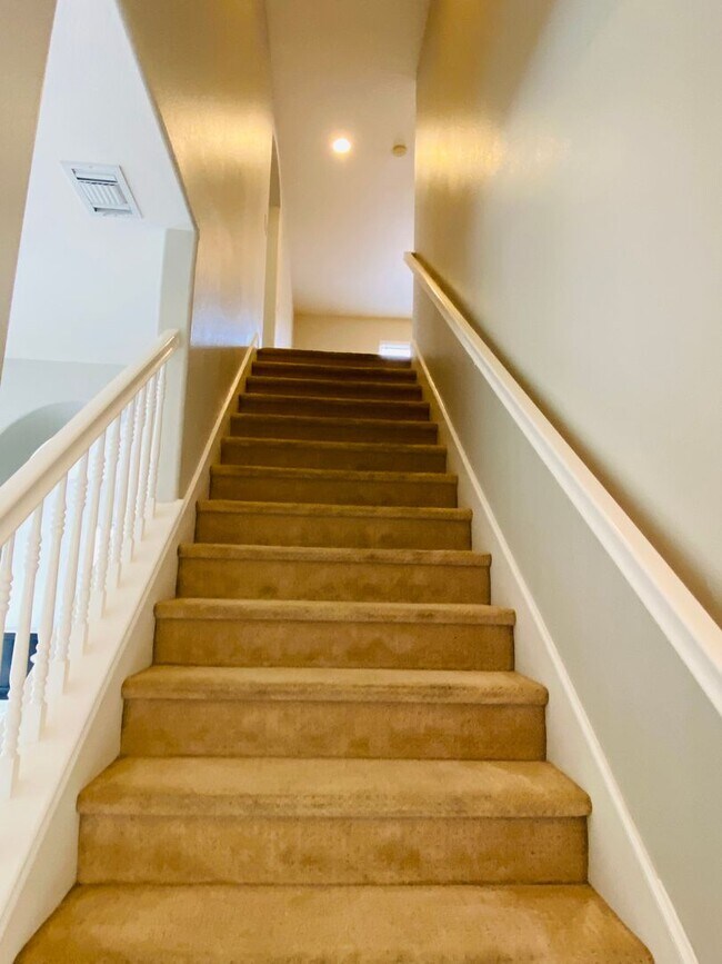 Building Photo - Spacious Encinitas home with open layout, upgraded kitchen, and private backyard