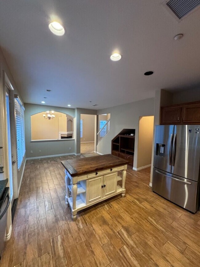 Building Photo - Charming 2-Story, 3 Bedroom, 2 1/2 Bathroom Ventura Home for Lease!
