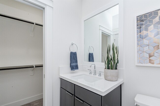 Building Photo - 1131 W 17th St