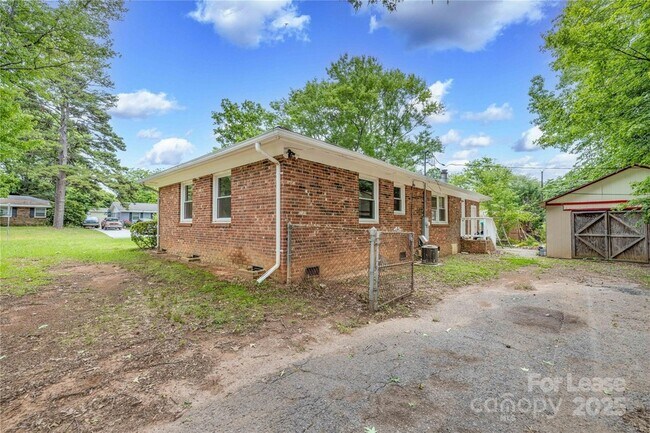 Building Photo - 4438 Gainsborough Rd