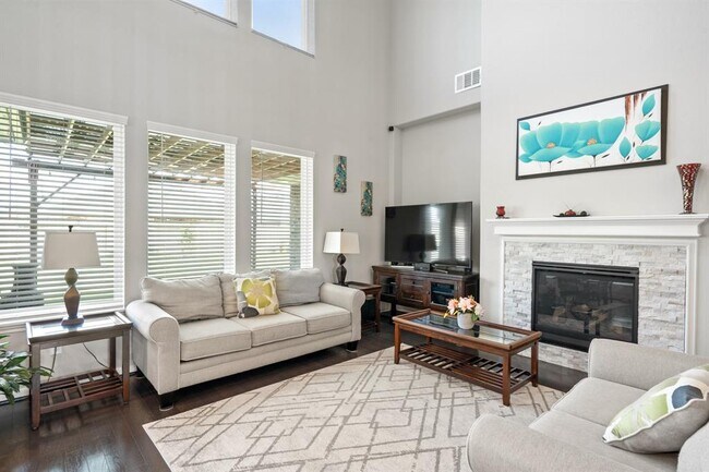 Building Photo - 515 Round Lake Dr