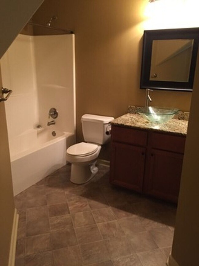 Building Photo - 3 Bedroom Townhouse in Broussard