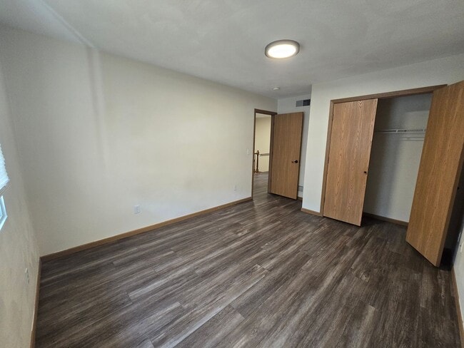 Building Photo - Beautifully Updated 3 Bedroom 2.5 Bathroom Townhouse - Golf Course View!