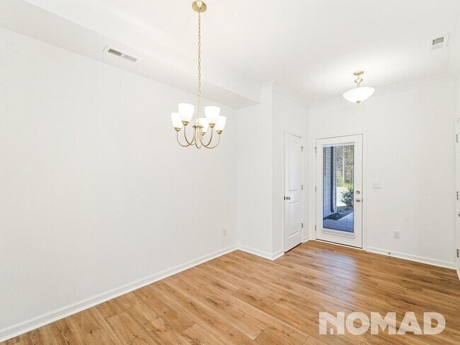 Building Photo - Spring deal : 500$ rewards for a 15 month rental lease - Elegant  3br/2.5 bath Townhome available...