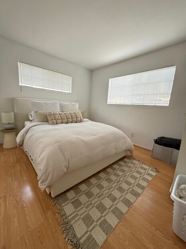 Building Photo - 2456 Arizona Ave