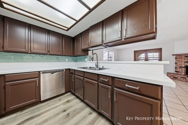 Building Photo - 1418 Santa Margarita St