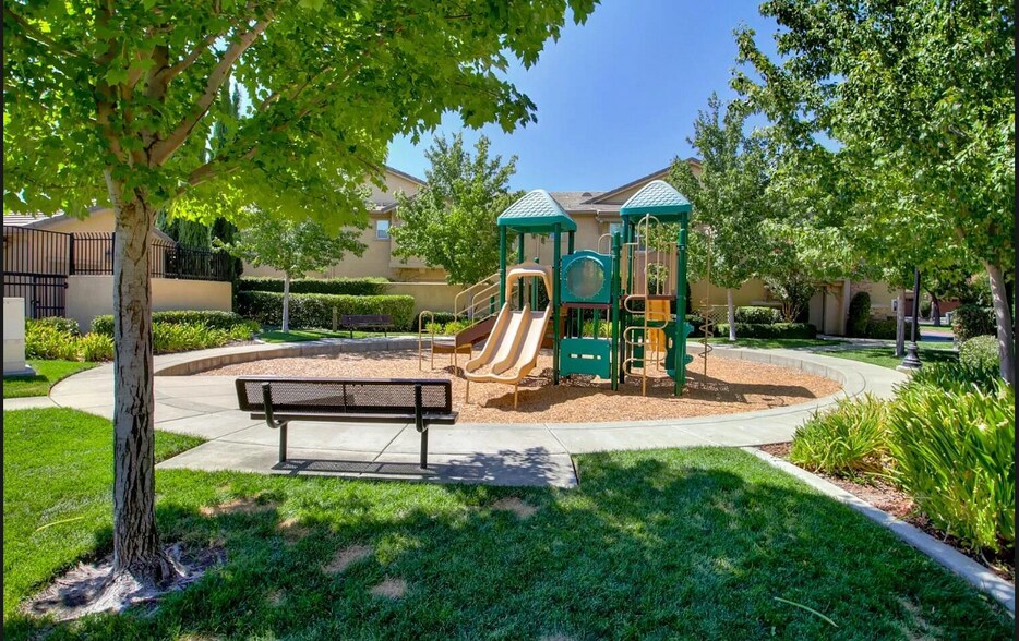 Building Photo - 3301 N Park Dr