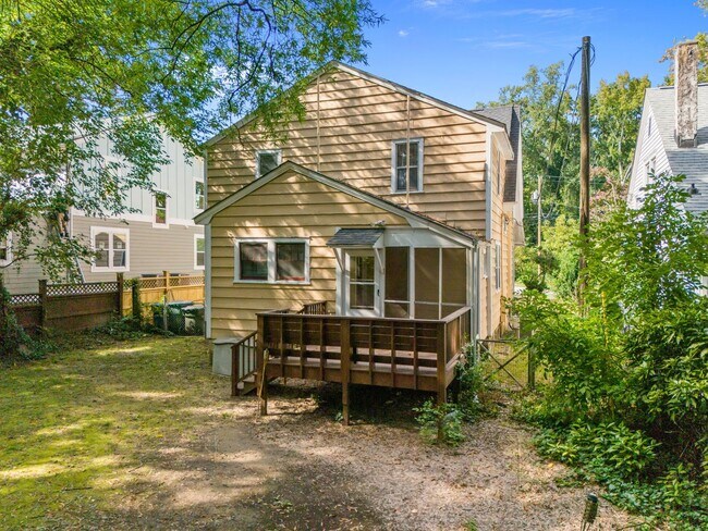 Building Photo - Spacious 5-Bed Home with Front Porch, Deck...
