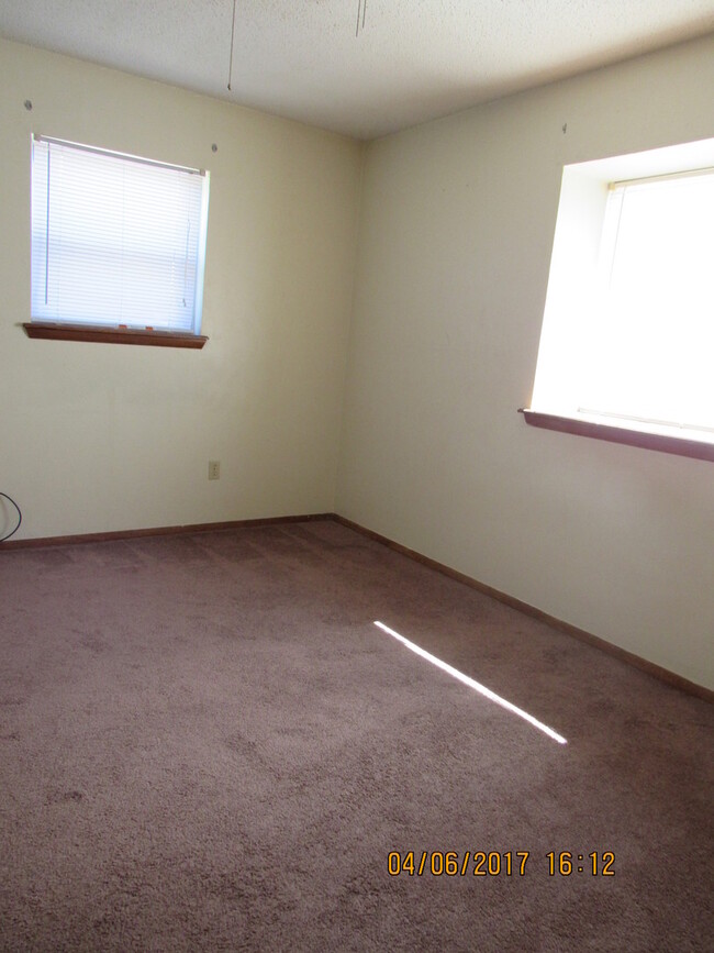 Building Photo - NO PETS NEW FLOORING AND FRESHLY PAINTED I...