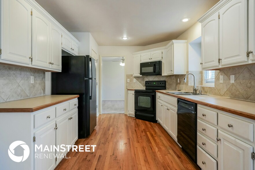 Building Photo - 4028 SW Chatham Dr