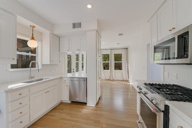 Building Photo - 1203 Newton St