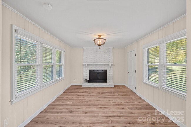 Building Photo - 540 Hoover Rd