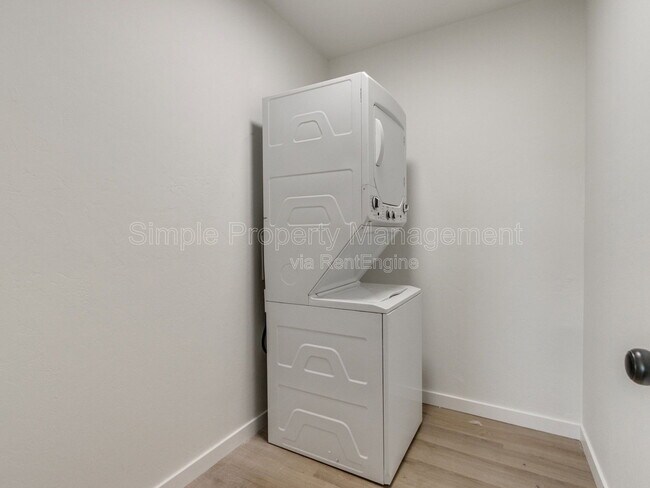 Building Photo - 814 W Hill St