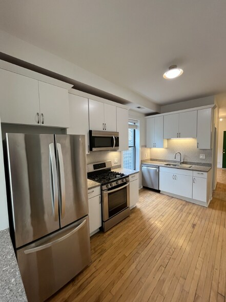 Primary Photo - 1320 N Wicker Park Ave