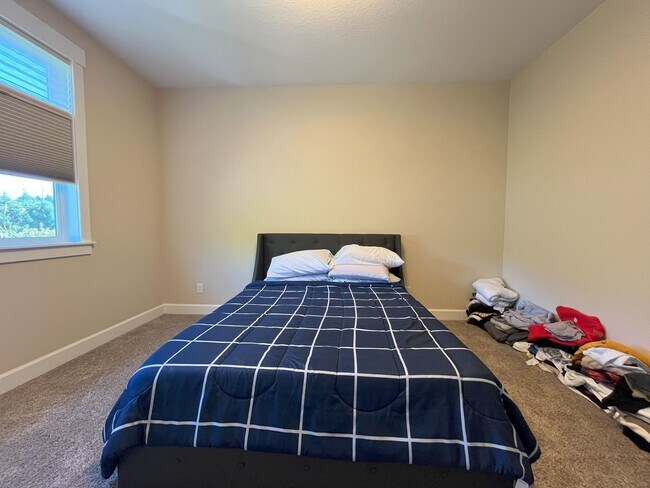 Building Photo - Expansive 4-Bedroom Home with Office, Ente...