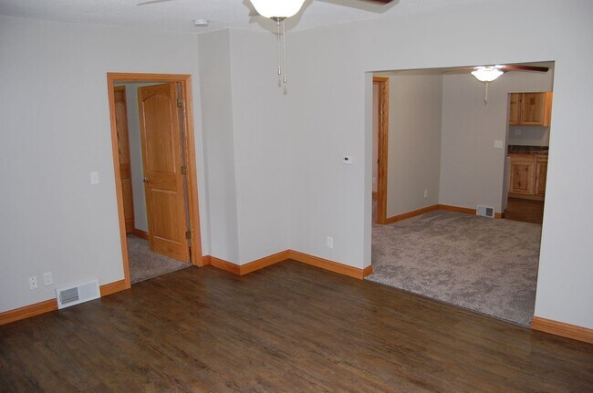 Building Photo - Cute & clean and close to campus!