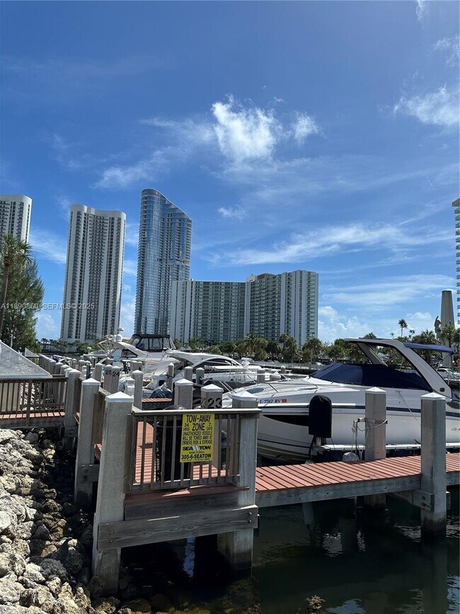 Building Photo - 400 Kings Point Dr