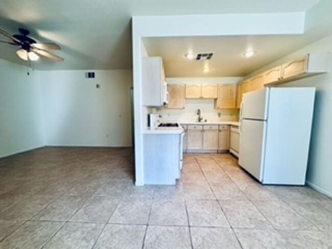 Building Photo - Cozy 1st-floor condo unit with 2 bedrooms and 2 bathrooms. Located in a guard-gated community in ...