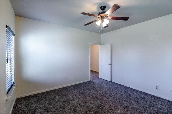 Building Photo - 105 Bluejay Cove