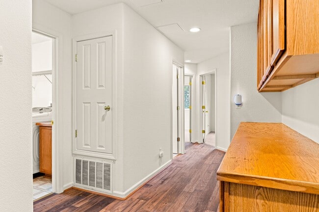 Building Photo - Modern 4 Bed Home with Office, AC, Garage,...