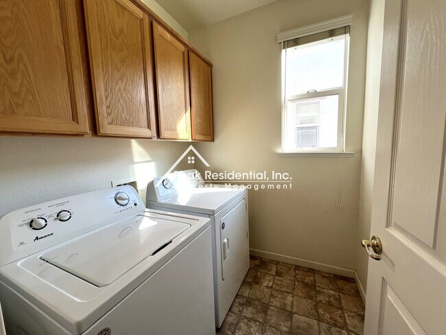 Building Photo - North Natomas 3bd/2.5ba House with 2 Car Garage