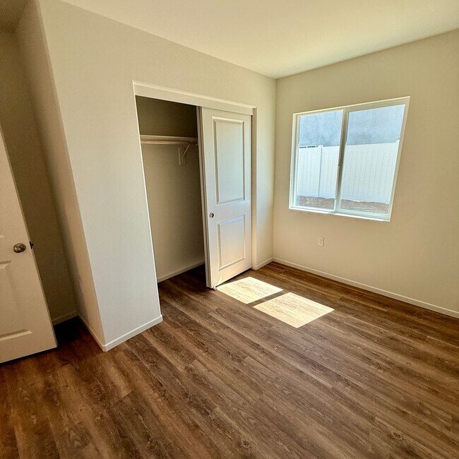 Building Photo - BRAND NEW 4 BEDROOM ADELANTO HOME