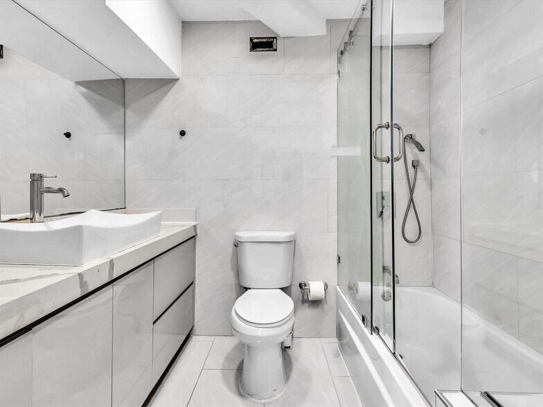 Building Photo - 3725 S Ocean Dr