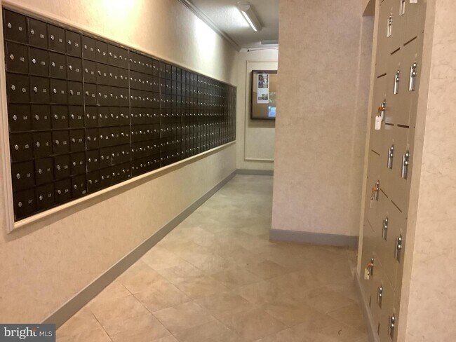 Building Photo - 5901 Mt Eagle Dr