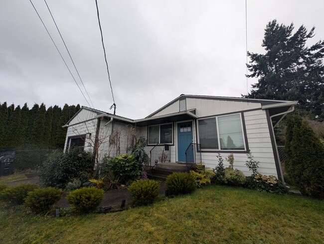 Building Photo - Refreshed 3 Bedroom in Tacoma - HUGE Fenced Yard & Outdoor Space. Available Now!