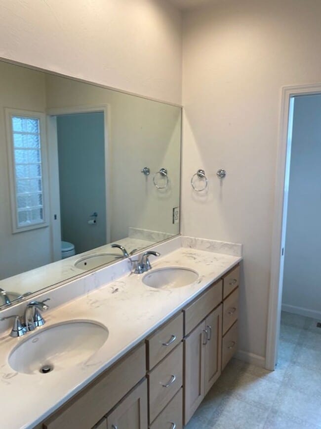 Building Photo - NEW TO MARKET, 3 BEDROOM EAST MEDFORD HOME