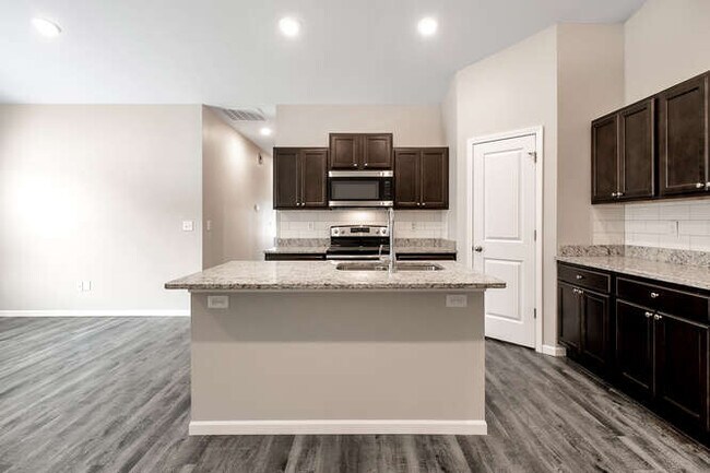Building Photo - 1338 Azena St