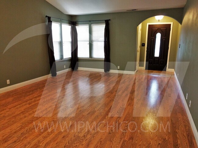 Building Photo - Cozy house