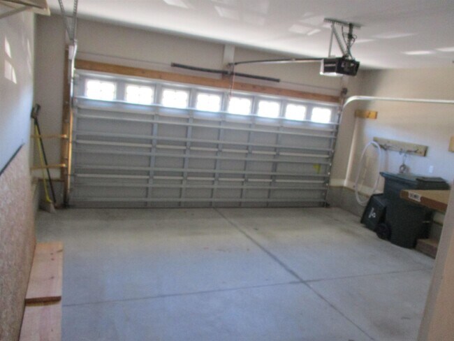 Building Photo - 2808 Blue Bell Ln