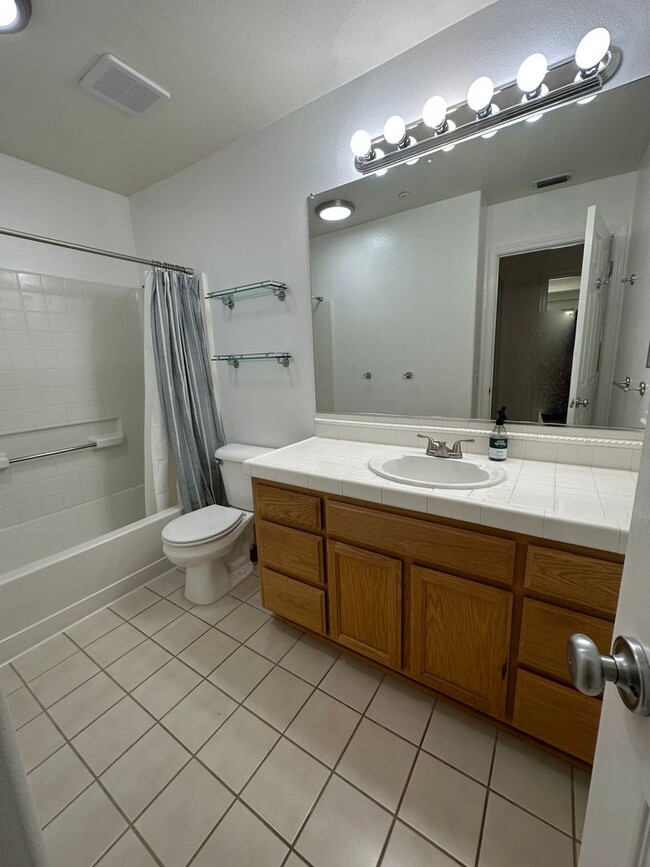 Building Photo - Hamilton 3+bd/2.5bth Townhome w/Den