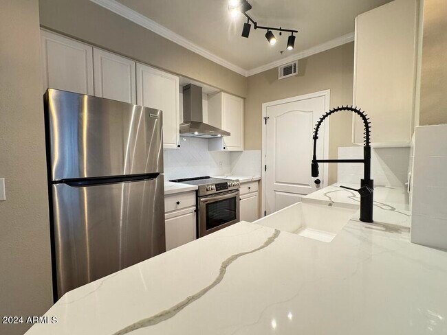 Building Photo - 1701 E Colter St