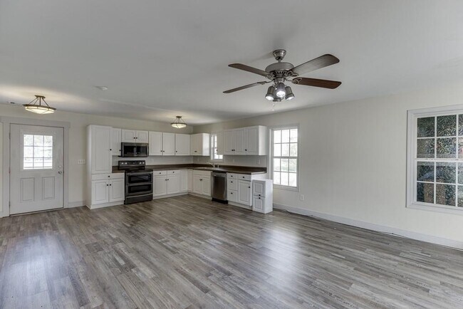 Building Photo - 1051 Gage Dr