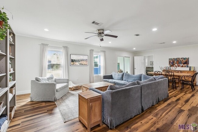 Building Photo - 9152 Woodbine St