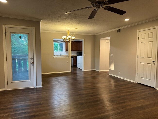 Building Photo - Charming 3 bed 2 bath Townhouse near Nippe...