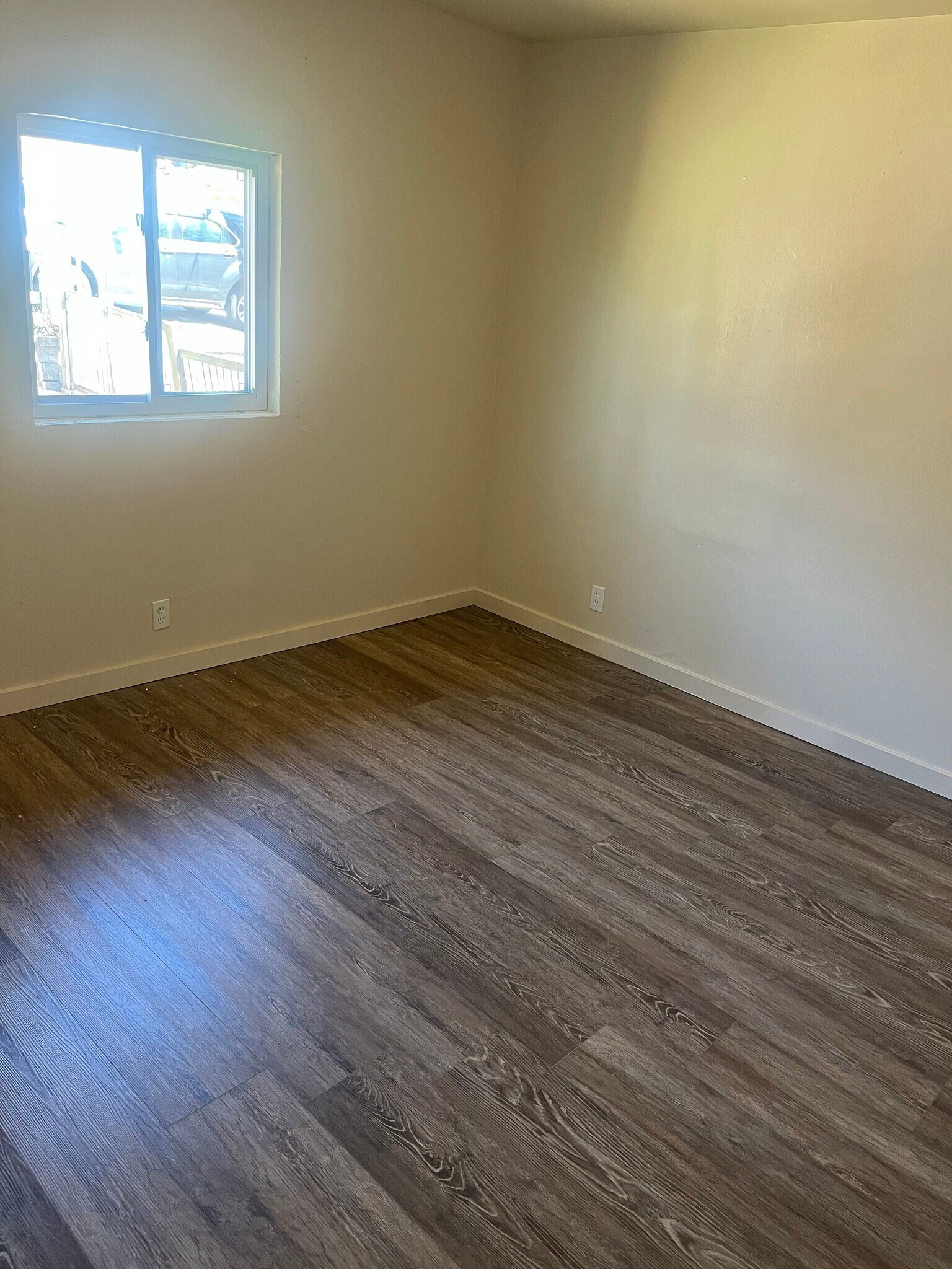 Building Photo - 325 Sunnyside St