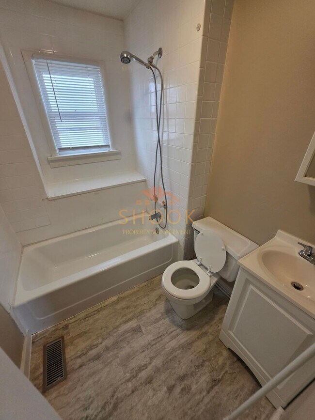 Building Photo - 912 Roberts St