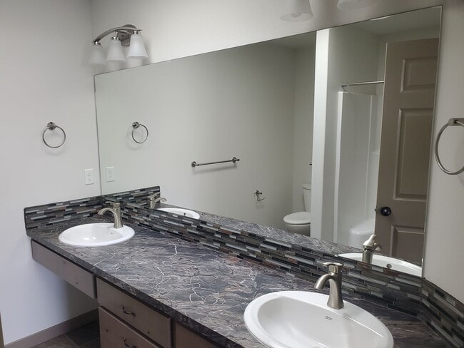 Building Photo - 1545 SW Kalama Ave