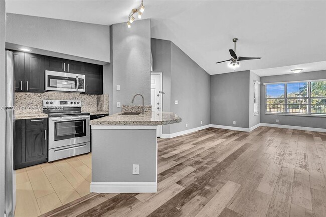 Building Photo - 3300 Pinewalk Dr N