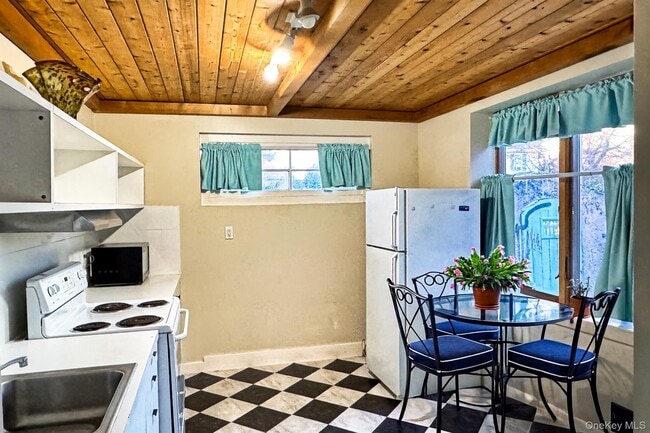 Building Photo - 34 Maple St