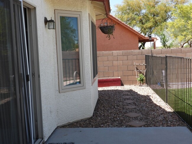 Building Photo - THIS HOME IS FOR LEASE UNTIL 8/31/2026 SHORT TERM.