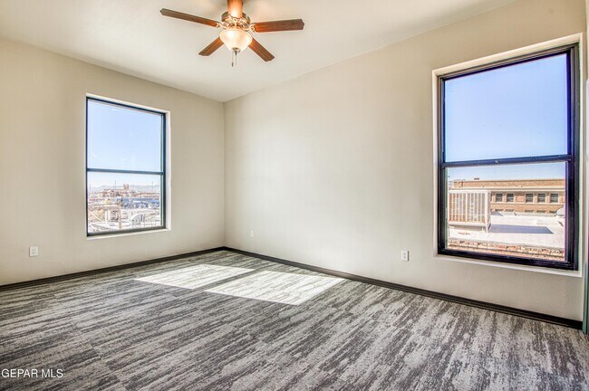 Building Photo - 312 E Overland Ave