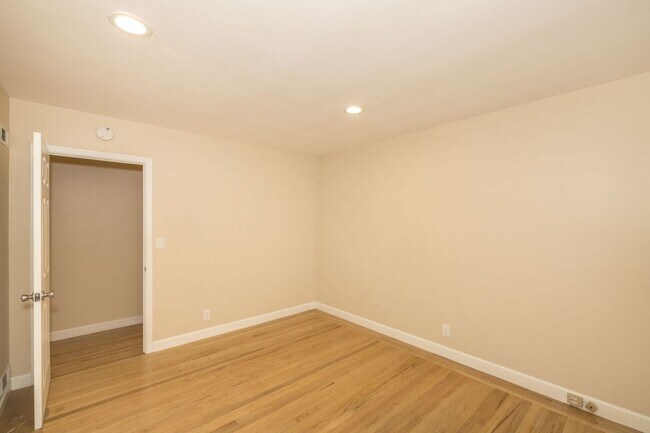 Building Photo - 691 Roble Ave