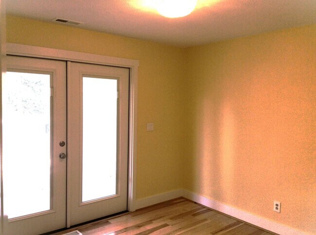 Building Photo - Le and Delisi - Bellevue Duplex