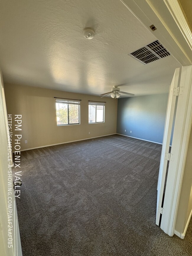 Building Photo - Cozy 4 bed / 2.5 bath with new carpet in p...