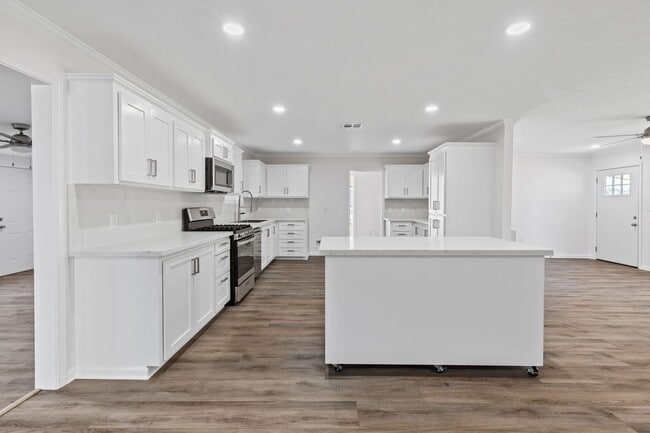 Building Photo - Updated 4/2 in Sulphur!