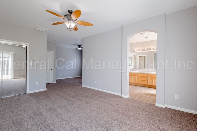 Building Photo - 3 Bedroom/2 Bath Home in Desired Southwest...